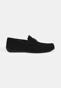 Zwarte suède loafers met een ronde neus, voorzien van een decoratieve band met een metalen accent. Zachte textuur en een laag profiel rubberen zool.