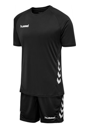 Czarny sportowy zestaw z krótkim rękawem i szortami z białym logo Hummel na piersi i spodenkach oraz białymi paskami w kształcie sześcioramiennego znaku "chevron" po bokach.