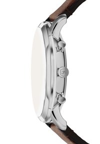 Montre en acier inoxydable argenté avec un cadran blanc, deux poussoirs, une couronne texturée et un bracelet en cuir marron. Fini lisse et poli.