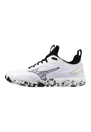 Weißer Sportschuh mit schwarzen Schnürsenkeln, schwarz-weiß gesprenkelter Sohle und einem schwarzen Logo an der Seite, entwickelt zum Laufen oder für den Sport.