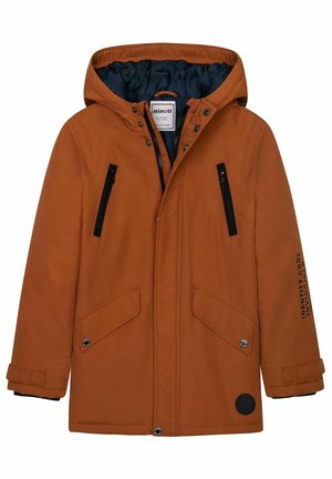 Manteau d'hiver enfant marron à capuche avec doublure intérieure noire, quatre poches avant, fermeture éclair et boutons-pression, et texte sur la manche gauche.
