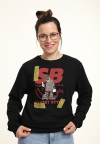 Černá mikina s barevným grafickým motivem kreslené postavičky na skateboardu. Text zní "SB DVACET PĚT STREET STYLE."