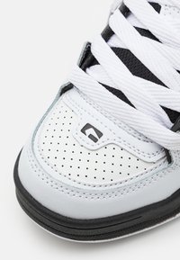 Globe FUSION - Sapatilhas de skate - black/white