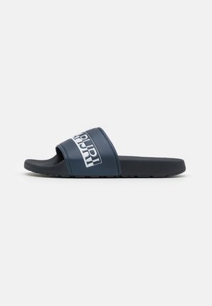 Marineblå og sort slide-sandal med en bred rem, der har fed hvid tekst tværs over toppen, vist i sideprofil på hvid baggrund.