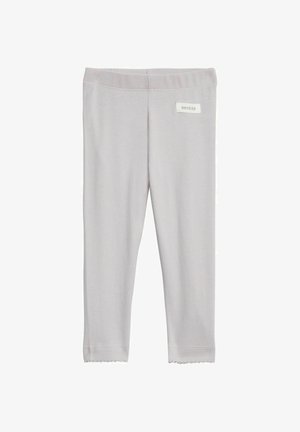 Lichtgrijze kinderpanty met elastische tailleband en een "newbie" label op de bovenste rechterpijp, effen ontwerp met geschulpte zoomranden.