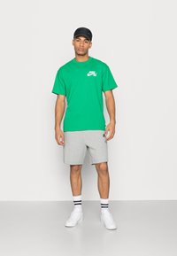 Nike SB T-shirt estampada - lucky green