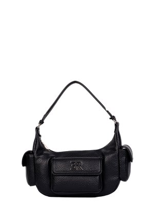 Borsa a tracolla in pelle nera con texture, con tre tasche a battente, una tasca frontale con logo "FR" in argento e una singola tracolla.