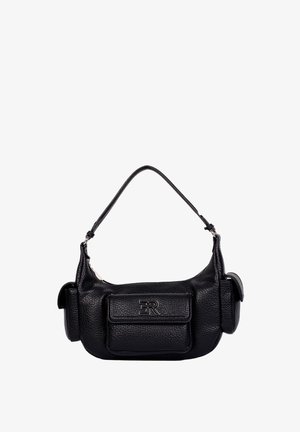 Borsa a tracolla in pelle nera con texture, con tre tasche a battente, una tasca frontale con logo "FR" in argento e una singola tracolla.