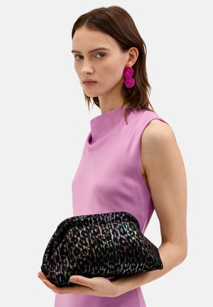 Borsa a tracolla nera con stampa animale iridescente, caratterizzata da una texture morbida e una forma arrotondata, tenuta da una persona che indossa un vestito senza maniche rosa.
