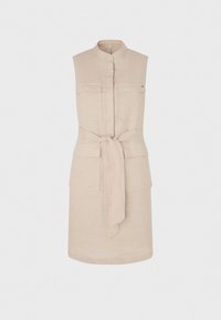 Abito senza maniche in lino beige con colletto alto, tasche frontali e cintura annodata in vita, presentato su uno sfondo bianco.