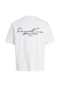 Hvid bomulds t-shirt med afslappet pasform, korte ærmer og sort trykt tekst på ryggen, inklusive "ProjectCore" og "Universal Standard."