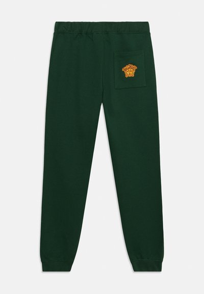 Σκούρο πράσινο παντελόνι φόρμας με ελαστική μέση και μανσέτες, με πίσω τσέπη που φέρει χρυσό κεντημένο λογότυπο κεφαλής Μέδουσας.