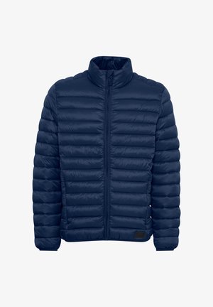 Giubbotto imbottito blu marino con colletto alto, motivo a righe orizzontali, zip frontale completa e polsini elasticizzati. Presenta un piccolo patch con logo.