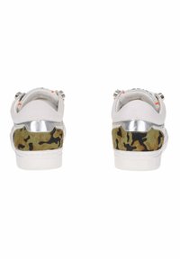Sneakers bianchi con un accento argento e un pannello posteriore a motivo camouflage. Materiali lisci e testurizzati, con dettagli di colore a contrasto.