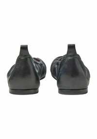 Schwarze Lederballerinas mit runder Zehenpartie, strukturiertem Obermaterial und kleinem Absatz. Merkmale sind eine glatte Oberfläche und dezente Nähte.