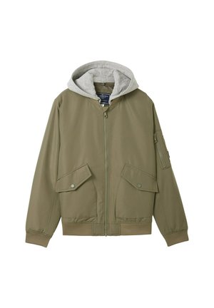 Olivengrøn jakke med lynlås, manchetærmer, klaplommer, lynlås på ærmelomme og fastgjort lysegrå hætte.