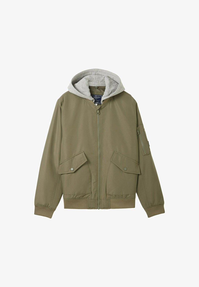 Veste zippée vert olive avec manches retroussées, poches à rabats, poche zippée sur le bras et capuche gris clair attachée.