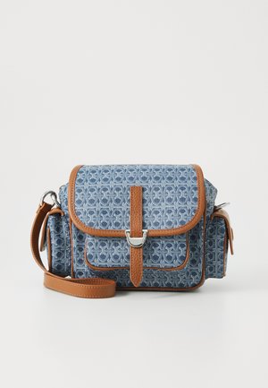 Blauwe stoffen tas met een patroon en tan leren accenten. Bevat een klep-sluiting, een verstelbare schouderband en meerdere zakken voor opslag.