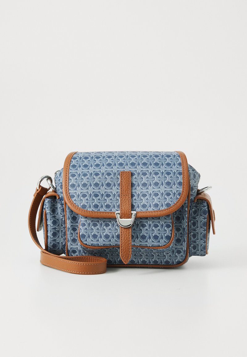 Borsa in tessuto blu a fantasia con dettagli in pelle beige. Presenta una chiusura a pattina, una tracolla regolabile e molteplici tasche per lo stoccaggio.