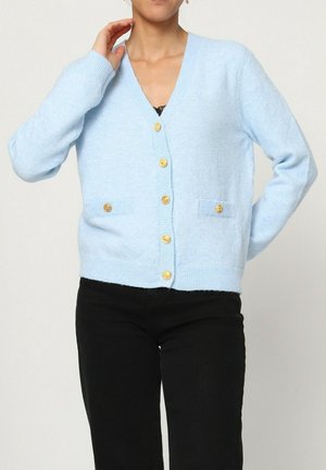Cardigan bleu clair en matériau doux, avec un col en V, des boutons dorés et deux poches plaquées. Détails côtelés aux poignets et à l'ourlet.