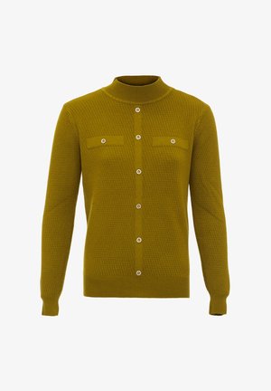 Senfgelber Strickcardigan mit hohem Kragen, strukturiertem Muster, vorderem Knopfverschluss und zwei Brusttaschen mit Knopfdetails.