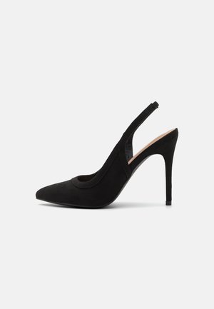 Sort ruskind slingback-pumpe med spids snude, åbne sider og stiletthæl. Har en glat tekstur og minimalistisk design.