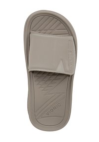 Sandal grigio slip-on con una larga fascia, suola testurizzata e una soletta sagomata. Presenta un logo in rilievo sul lato e una suola con motivo.