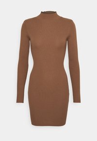 Brun, ribbet strikket kjole med høj hals og lange ærmer, der har en tætsiddende form og glat tekstur.