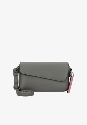 Bolso crossbody de imitación cuero gris con correa ajustable, cierre de solapa y acento de etiqueta rosa. Textura suave con diseño minimalista.