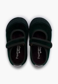 Zapatos Mary Jane de ante verde con puntera redondeada, correa de Velcro y suela de goma texturizada. En el interior cuentan con un forro oscuro con logo impreso.