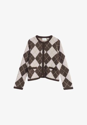 Sweter na guziki z brązowym i jasnobeżowym wzorem w romby, z okrągłym dekoltem, długimi rękawami i dwoma przednimi kieszeniami.