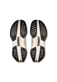 Pantofi sport cu talpă exterioară din cauciuc texturat negru, talpă intermediară albă și accente roz. Prezintă un model de crampoane în formă de diamant și detalii cu logo.