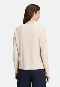 Betty & Co MIT V-AUSSCHNITT - Strickpullover - beige