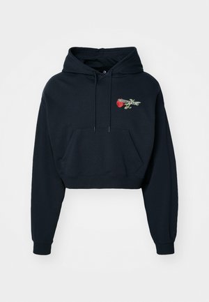 Lühendatud must kapuutsiga pusa, millel on esipoolne tasku, stringidega kapuuts ja vasakul rinnal tikitud roos ning tekst. Pehme kangastekstuuri.