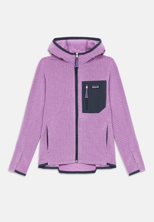 Casaco roxo com capuz, feito de fleece texturizado, com um bolso e fecho de correr em azul-marinho. Apresenta punhos em contraste e um puxador de fecho de correr estilizado.