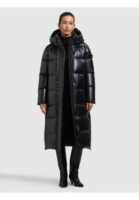 Vadderad kappa i blank svart nylon, knälång med huva, med vadderade sektioner och hel dragkedja framtill.