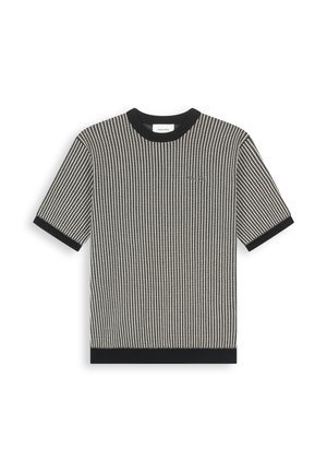 Zwart-witte gebreide top met korte mouwen en fijn verticaal streeppatroon, met zwarte geribbelde halslijn, manchetten en zoom, plat uitgespreid.