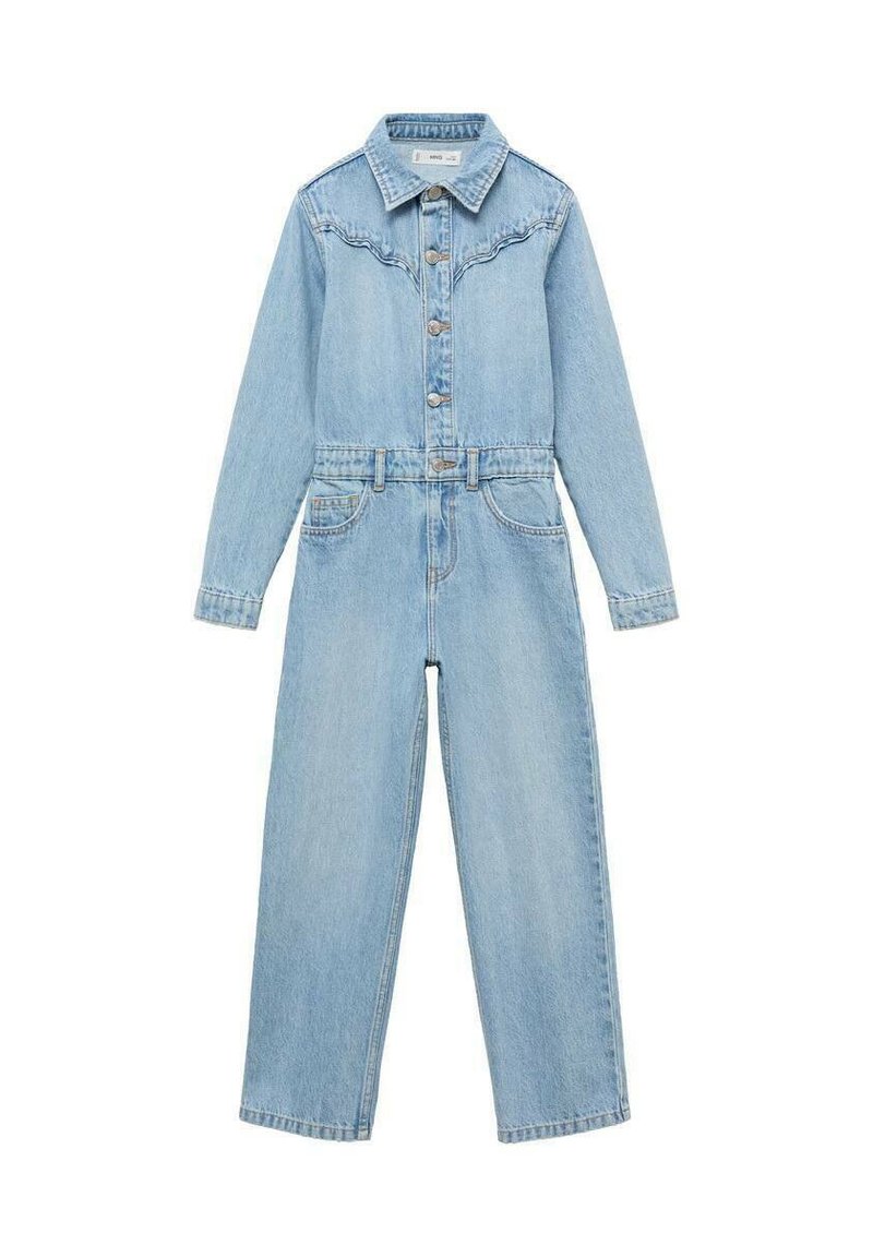 Svijetloplavi traper kombinezon s pripijenim gornjim dijelom, dugim rukavima, dugmadi na preklapanje i pojasom u struku. Ima ukrase u vester stilu na ramenima.