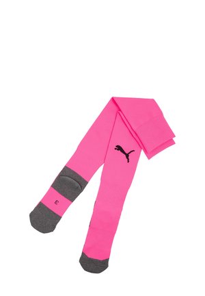 Lange, hellpinkfarbene Socken mit dunkelgrauen Fersen und Zehen, mit einem schwarzen Puma-Logo im oberen Bereich einer Socke.