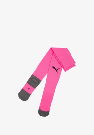 Lunghi calzini rosa acceso con talloni e punte grigio scuro, con un logo Puma nero sulla parte superiore di un calzino.