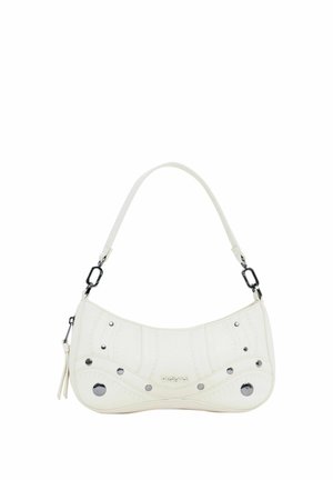 Weiße Leder-Schultertasche mit silbernen Nieten, geschwungenem Design, Reißverschluss mit Quaste und abnehmbaren Tragehaken auf einfarbigem Hintergrund.