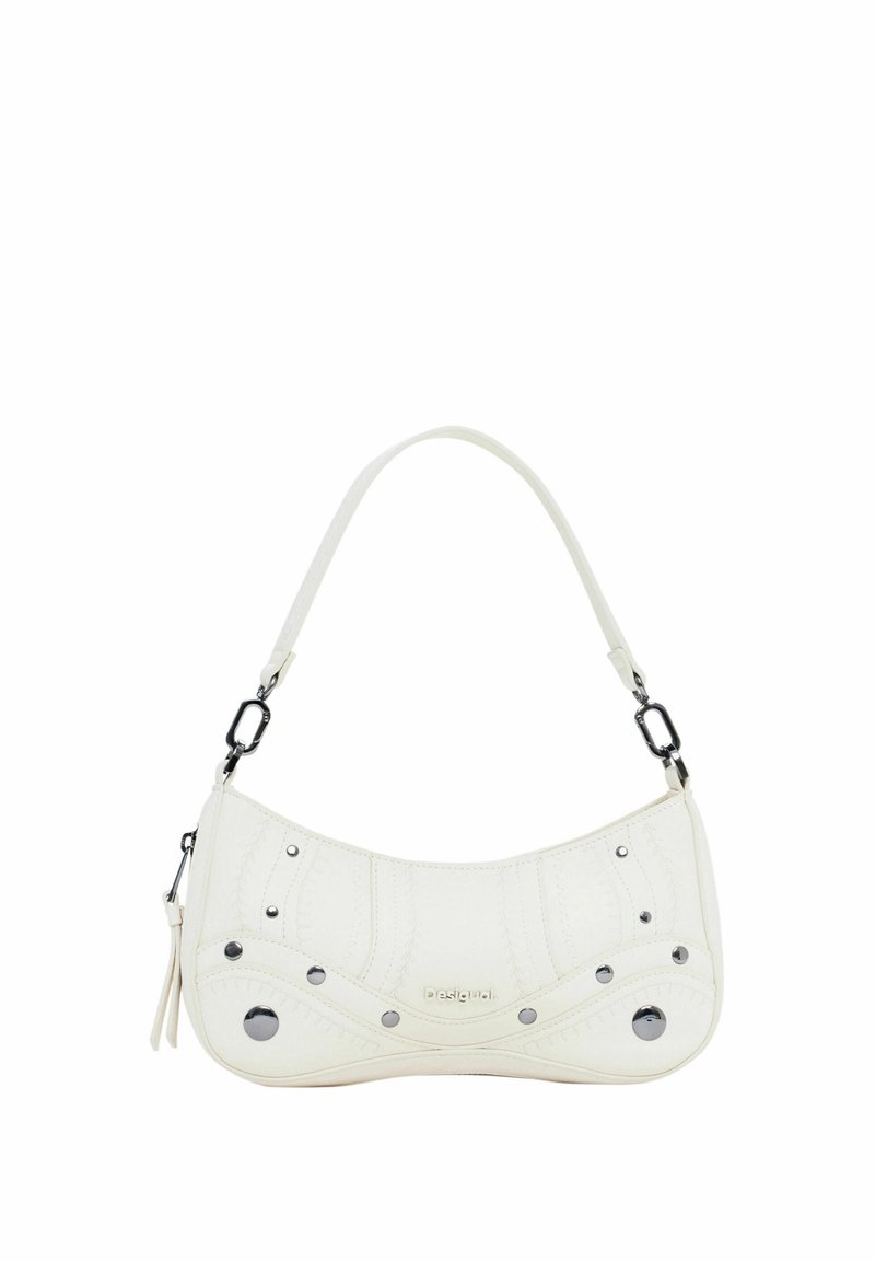 Sac à épaule en cuir blanc avec clous argentés, design incurvé, fermeture éclair avec pompon et crochets de bandoulière amovibles sur fond uni.