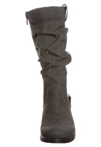 Botines grises y holgados hechos de cuero sintético texturizado, con puntera redonda, costuras decorativas y un tirador en la parte trasera.