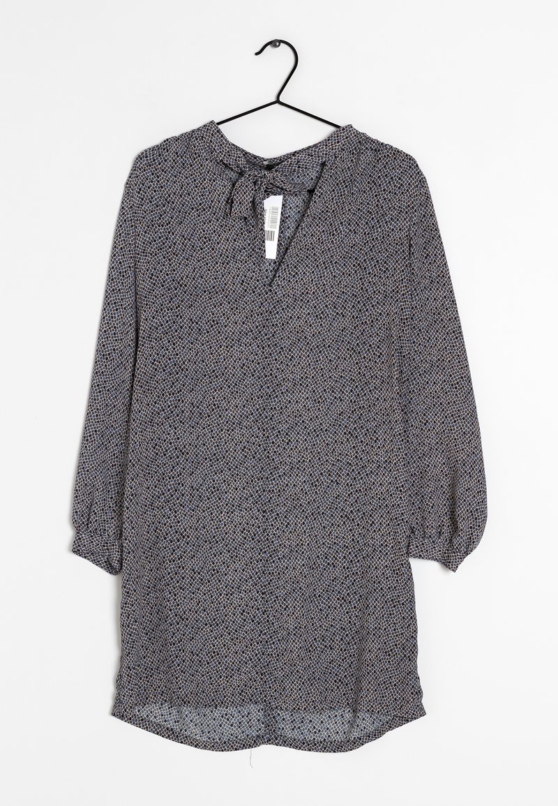 Blouse imprimée dans des couleurs sombres, avec un décolleté en V agrémenté d'un lien, des manches longues avec des poignets élastiques, et un tissu léger et fluide.