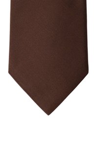 Cravate marron avec une finition texturée et des rayures verticales subtiles, dotée d'une extrémité pointue standard et d'un tissu lisse.