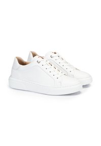 Sneakers in pelle bianca con un design a profilo basso, punta arrotondata e cuciture sottili. Presentano lacci piatti bianchi e una suola in gomma texturizzata.
