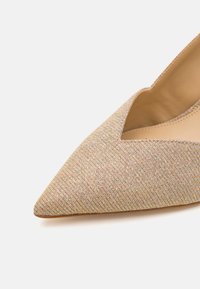 Spitz zulaufender Pumps mit einem strukturierten, mehrfarbigen, gewebten Obermaterial in Beigetönen. Verfügt über ein V-Ausschnitt-Design an den Seiten und eine glatte Innenauskleidung.