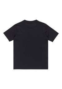 Camiseta negra de manga corta hecha de algodón, con un cuello redondo y un respaldo sin costuras. Textura suave y ajuste regular.