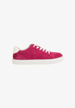 Baskets en suede rose avec des accents blancs, design à lacets, bout rond et semelle en caoutchouc à motifs. Présente un logo brodé sur le côté.