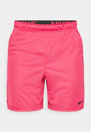 Pantalones cortos Nike de color rosa con cintura elástica. Presenta una banda interior negra con el logo, aberturas laterales para mayor movilidad y una textura de tela suave.